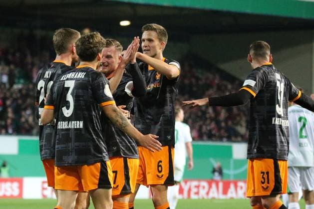 29 10 2025, xmohx, Fußball DFB Pokal 2 Runde, SpVgg Greuther Fuerth 1 FC Kaiserslautern v l Torjubel nach dem Tor zum celebrating the goal celebrate 0 1 durch Naatan Mikael Skyttä 1 FC Kaiserslautern DFL DFB REGULATIONS PROHIBIT ANY USE OF PHOTOGRAPHS as IMAGE SEQUENCES and or QUASI VIDEO Fuerth