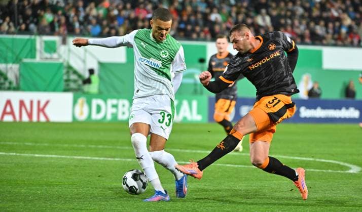 29 10 2025 Soccer Season 2025 2026 DFB Pokal Club Cup 02 Round SpVgg Greuther Fürth Kleeblatt 1 FC Kaiserslautern FCK Rote Teufel Sportfoto Zink MeZi xmexzix regulations prohibit any use of photographs as image sequences and or quasi video Maximilian Solomon Dietz 33, SpVgg Greuther Fürth Luca Sirch 31, 1 FC Kaiserslautern FCK, rechts