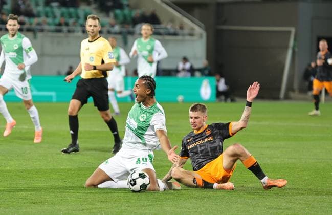 29 10 2025 Soccer Season 2025 2026 DFB Pokal Club Cup 02 Round SpVgg Greuther Fürth Kleeblatt 1 FC Kaiserslautern FCK Rote Teufel Sportfoto Zink DaMa xdaxmax regulations prohibit any use of photographs as image sequences and or quasi video David Abrangao 40, SpVgg Greuther Fürth is fouled by Paul Joly 26, 1 FC Kaiserslautern FCK Foul