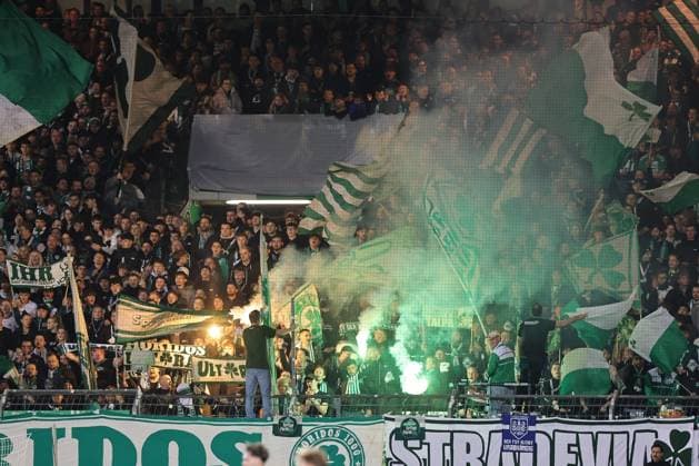 29 10 2025 Football Season 2025 2026 DFB Pokal Club Cup 02 Round SpVgg Greuther Fürth Kleeblatt 1 FC Kaiserslautern FCK Rote Teufel Sportfoto Zink DaMa xdaxmax regulations prohibit any use of photographs as image sequences and or quasi video Symbolbild Symbol photo Feature Impression Pyrotechnics Pyro Bengalfackeln Bengalfackeln Rauch der Kleeblattfans