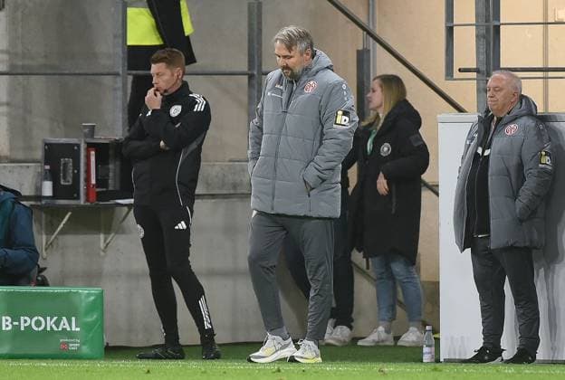 29 10 2025, xhbx, Fußball DFB Pokal 2 Runde, FSV Mainz 05 VfB Stuttgart v l Co Trainer Michael Silberbauer FSV Mainz 05 enttaeuscht, enttaeuscht schauend, dissapointed DFL DFB REGULATIONS PROHIBIT ANY USE OF PHOTOGRAPHS as IMAGE SEQUENCES and or QUASI VIDEO Mainz