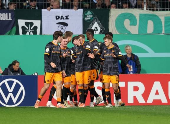 Goal celebration of the team 1 FC Kaiserslautern after the 0 1 by Natan Skytta 15 1 FC Kaiserslautern , SpVgg Greuther Fuerth vs 1 FC Kaiserslautern, Football, Men, DFL, DFB Pokal, Season 2025 2026, Sportpark Ronhof Thomas Sommer, Second Round, 29 10 2025 Fuerth Bayern Germany Copyright: xkolbert-press MartinxAgüerax