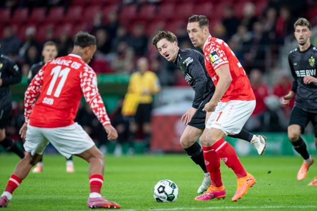 GER, Mainz, Soccer, DFB Cup, 2nd main round, FSV Mainz 05 vs VFB Stuttgart in the picture from l Armindo Sieb FSV Mainz 05 11 , Angelo Stiller VFB Stuttgart 06 , Dominik Kohr FSV Mainz 05 31 , Duel for the ball 29 10 2025, MEWA Arena Mainz DFB REGULATIONS PROHIBIT ANY USE OF PHOTOGRAPHS AS IMAGE SEQUENCES AND OR QUASI VIDEO, Copyright: HMBxMedia PaulxFritz