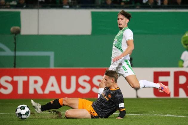 29 10 2025, xmohx, Fußball DFB Pokal 2 Runde, SpVgg Greuther Fuerth 1 FC Kaiserslautern v l Naatan Mikael Skyttä 1 FC Kaiserslautern Torschuetze, erzielt das Tor, Treffer, scores the goal 0 1 DFL DFB REGULATIONS PROHIBIT ANY USE OF PHOTOGRAPHS as IMAGE SEQUENCES and or QUASI VIDEO Fuerth