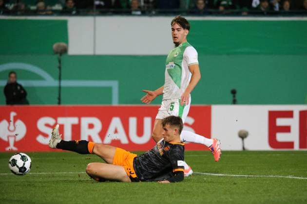29 10 2025, xmohx, Fußball DFB Pokal 2 Runde, SpVgg Greuther Fuerth 1 FC Kaiserslautern v l Naatan Mikael Skyttä 1 FC Kaiserslautern Torschuetze, erzielt das Tor, Treffer, scores the goal 0 1 DFL DFB REGULATIONS PROHIBIT ANY USE OF PHOTOGRAPHS as IMAGE SEQUENCES and or QUASI VIDEO Fuerth