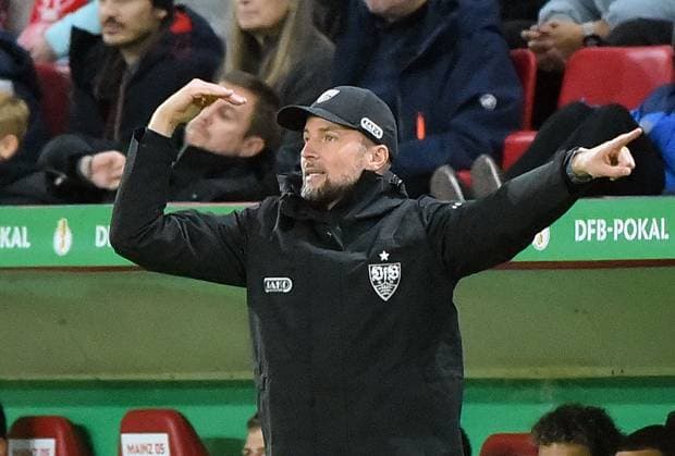 29 10 2025, xhbx, Fußball DFB Pokal 2 Runde, FSV Mainz 05 VfB Stuttgart v l Trainer Sebastian Hoeneß VfB Stuttgart gibt Anweisungen, gestikuliert, mit den Armen gestikulieren gives instructions, gesticulate DFL DFB REGULATIONS PROHIBIT ANY USE OF PHOTOGRAPHS as IMAGE SEQUENCES and or QUASI VIDEO Mainz