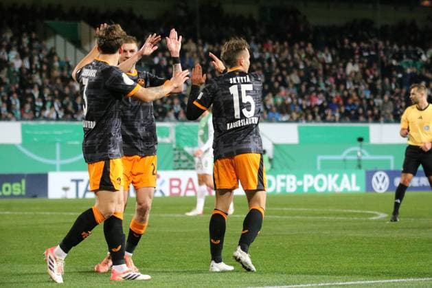 29 10 2025, xmohx, Fußball DFB Pokal 2 Runde, SpVgg Greuther Fuerth 1 FC Kaiserslautern v l Torjubel nach dem Tor zum celebrating the goal celebrate 0 1 durch Naatan Mikael Skyttä 1 FC Kaiserslautern DFL DFB REGULATIONS PROHIBIT ANY USE OF PHOTOGRAPHS as IMAGE SEQUENCES and or QUASI VIDEO Fuerth