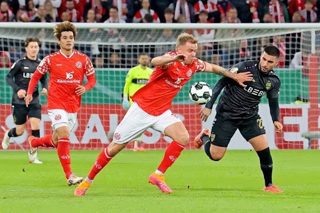 Mainz, Germany 29 October 2025 DFB Pokal 2025 2026 1 FSV Mainz 05 vs VfB Stuttgart In the picture from left in the duel Lennard Maloney Mainz against Deniz Undav Stuttgart DFB regulations prohibit any use of photographs as image sequences and or quasi video Mewa Arena Rheinland Pfalz Copyright: xFotostandx xRacochax