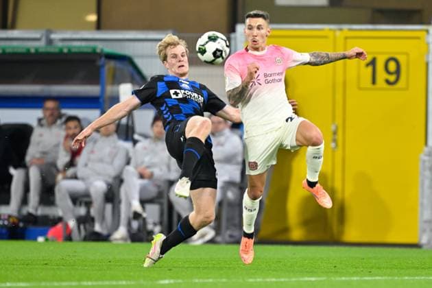 Paderborn, Home Deluxe Arena, 29 10 25, GER, Herren, DFB Pokal, 2 Runde, Saison 2025 2026, SC Paderborn 07 Bayer 04 Leverkusen Bild v li im Zweikampf Mattes HANSEN Paderborn und ALEIX GARCIA Leverkusen DFB regulations prohibit any use of photographs as image sequences and or quasi video Nordrhein Westfalen Germany