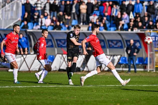 29.10.2025 KRAKOW STADION MIEJSKI UL. PTASZYCKIEGO 4 ( POLAND ) PILKA NOZNA ( FOOTBALL ) STS PUCHAR POLSKI SEZON 2025 2026 ( POLISH CUP 1 16 FINAL ) 1 16 FINALU MECZ HUTNIK KRAKOW - WISLA KRAKOW ( GAME ) NZ MAKSYMILIAN GANDZIAROWSKI MARC CARBO FOTO MICHAL STANCZYK CYFRASPORT NEWSPIX.PL --- Newspix.pl POLAND OUT!  20251029CSMS0025