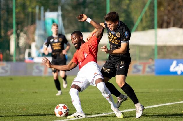 Pilka nozna STS Puchar Polski sezon 2025 2026 kolejka mecz: Hutnik Krakow - Wisla Krakow --- Football STS Polish Cup season 2025 2026 round match: Hutnik Krakow - Wisla Krakow nz. Szymon Jopek, Joseph Colley Fot. Igor Zadecki Arena Akcji NEWSPIX.PL --- newspix.pl POLAND OUT! 