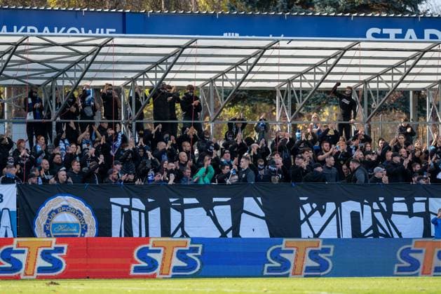 Pilka nozna STS Puchar Polski sezon 2025 2026 kolejka mecz: Hutnik Krakow - Wisla Krakow --- Football STS Polish Cup season 2025 2026 round match: Hutnik Krakow - Wisla Krakow nz. kibice hutnika Fot. Igor Zadecki Arena Akcji NEWSPIX.PL --- newspix.pl POLAND OUT! 