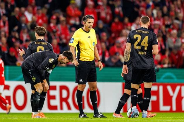 DFB Pokal 1 FSV Mainz 05 vs VfB Stuttgart, 29 10 2025 MAINZ, GERMANY OCTOBER 29 Referee Deniz Aytekin during the DFB Pokal match between DFB Pokal 1 FSV Mainz 05 vs VfB Stuttgart at MEWA Arena on matchday 2 of the DFB Pokal on October 29, 2025 in Mainz, Germany DFL REGULATIONS PROHIBIT ANY USE OF PHOTOGRAPHS AS IMAGE SEQUENCES AND OR QUASI VIDEO Copyright: xBEAUTIFULxSPORTS Hahnex