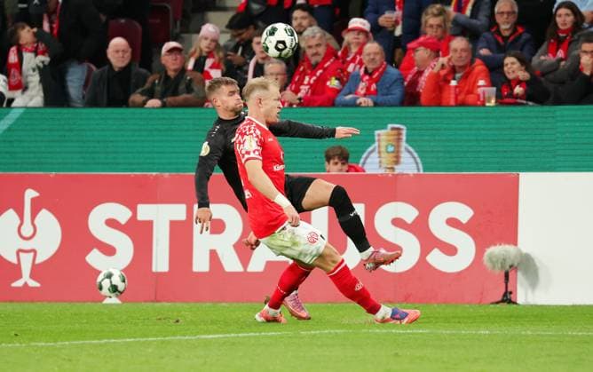 29 10 2025, Germany, Mainz, Soccer DFB Pokal 2 Round, Season 2025 2026, 1 FSV Mainz 05 vs VfB Stuttgart, v l Maximilian Mittelstädt VfB , ANDREAS HANCHE OLSEN FSV