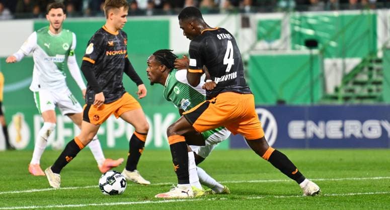 29 10 2025 Soccer Season 2025 2026 DFB Pokal Club Cup 02 Round SpVgg Greuther Fürth Kleeblatt 1 FC Kaiserslautern FCK Rote Teufel Sportfoto Zink xwoxzix regulations prohibit any use of photographs as image sequences and or quasi video Noel Futkeu 9, SpVgg Greuther Fürth Maxwell Gyamfi 4, 1 FC Kaiserslautern FCK