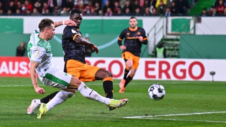 29 10 2025 Soccer Season 2025 2026 DFB Pokal Club Cup 02 Round SpVgg Greuther Fürth Kleeblatt 1 FC Kaiserslautern FCK Rote Teufel Sportfoto Zink xwoxzix regulations prohibit any use of photographs as image sequences and or quasi video Felix Klaus 30, SpVgg Greuther Fürth Maxwell Gyamfi 4, 1 FC Kaiserslautern FCK Chance Torchance