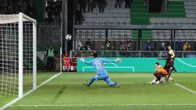 29 10 2025 Football season 2025 2026 DFB Pokal Vereinspokal 02 Runde SpVgg Greuther Fürth Kleeblatt 1 FC Kaiserslautern FCK Rote Teufel Sportfoto Zink DaMa xdaxmax regulations prohibit any use of photographs as image sequences and or quasi video Avdo Spahic 30, 1 FC Kaiserslautern FCK mit Torschuss gg Maxwell Gyamfi 4, 1 FC Kaiserslautern FCK Simon Simoni 25, 1 FC Kaiserslautern FCK
