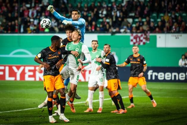 Simon Simoni 25 1 FC Kaiserslautern fists a ball out of the penalty area, SpVgg Greuther Fuerth vs 1 FC Kaiserslautern, Football, Men, DFL, DFB Pokal, Season 2025 2026, Sportpark Ronhof Thomas Sommer, Second round, 29 10 2025 Fuerth Bayern Germany Copyright: xkolbert-press MartinxAgüerax