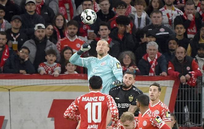 29 10 2025, xhbx, Fußball DFB Pokal 2 Runde, FSV Mainz 05 VfB Stuttgart v l Robin Zentner FSV Mainz 05 DFL DFB REGULATIONS PROHIBIT ANY USE OF PHOTOGRAPHS as IMAGE SEQUENCES and or QUASI VIDEO Mainz