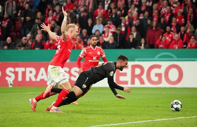 29 10 2025, Germany, Mainz, Soccer DFB Pokal 2 Round, Season 2025 2026, 1 FSV Mainz 05 vs VfB Stuttgart, v l ANDREAS HANCHE OLSEN FSV , Deniz Undav VfB