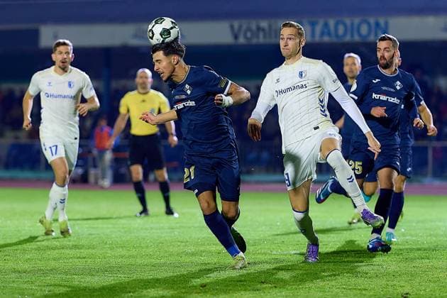 Header chance from Denis Milic FV Illertissen, 21 against Maximilian Breunig 1 FC Magdeburg, 09 in the opening minutes GER, FV Illertissen 1921 e V vs 1 FC Magdeburg, Football, Mens DFB Cup, 2nd round, 2025 2026 season, 29 10 2025 GER, FV Illertissen 1921 e V vs 1 FC Magdeburg, Football, Mens DFB Cup, 2nd round, 2025 2026 season, 29 10 2025 Illertissen Copyright: xEibner-Pressefoto GeraldxOelze-dexStoppanyx EP_ODS