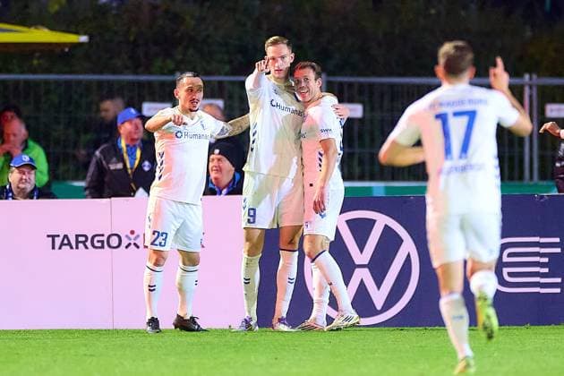 Joy, jubilation over the goal to 0 1 by Maximilian Breunig 1 FC Magdeburg, 09 , left Baris Atik 1 FC Magdeburg, 23 , right Connor Krempicki 1 FC Magdeburg, 13 GER, FV Illertissen 1921 e V vs 1 FC Magdeburg, Football, Mens DFB Cup, 2nd round, 2025 2026 season, 29 10 2025 GER, FV Illertissen 1921 e V vs 1 FC Magdeburg, Football, Mens DFB Cup, 2nd round, 2025 2026 season, 29 10 2025 Illertissen Copyright: xEibner-Pressefoto GeraldxOelze-dexStoppanyx EP_ODS