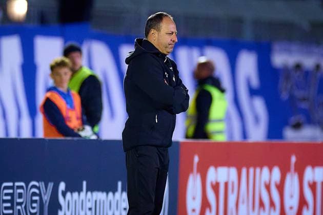 Holger Bachthaler FV Illertissen, Head Coach skeptical look before the start of the match GER, FV Illertissen 1921 e V vs 1 FC Magdeburg, Football, Mens DFB Cup, 2nd round, 2025 2026 season, 29 10 2025 GER, FV Illertissen 1921 e V vs 1 FC Magdeburg, Football, Mens DFB Cup, 2nd round, 2025 2026 season, 29 10 2025 Illertissen Copyright: xEibner-Pressefoto GeraldxOelze-dexStoppanyx EP_ODS