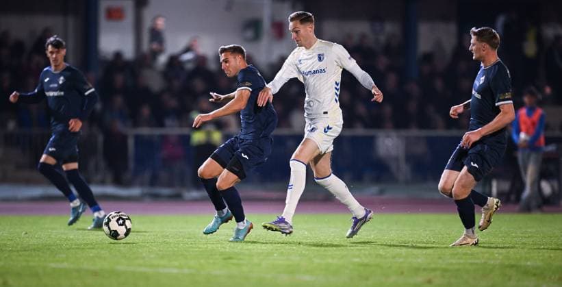 Football DFB Pokal 2025 2026 2 Round 29 10 2025 FV Illertissen 1 FC Magdeburg Maximilian Breunig 2 f right, 1 FC Magdeburg against Alexander Kopf 2 f left, FV Illertissen and Maximilian Neuberger right, FV Illertissen