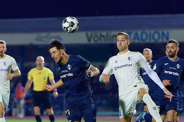 Header chance from Denis Milic FV Illertissen, 21 against Maximilian Breunig 1 FC Magdeburg, 09 in the opening minutes GER, FV Illertissen 1921 e V vs 1 FC Magdeburg, Football, Mens DFB Cup, 2nd round, 2025 2026 season, 29 10 2025 GER, FV Illertissen 1921 e V vs 1 FC Magdeburg, Football, Mens DFB Cup, 2nd round, 2025 2026 season, 29 10 2025 Illertissen Copyright: xEibner-Pressefoto GeraldxOelze-dexStoppanyx EP_ODS