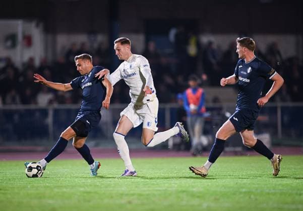 Football DFB Cup 2025 2026 2 Round 29 10 2025 FV Illertissen 1 FC Magdeburg Maximilian Breunig center, 1 FC Magdeburg against Alexander Kopf left, FV Illertissen and Maximilian Neuberger right, FV Illertissen