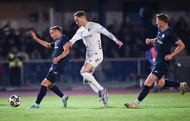 Football DFB Cup 2025 2026 2 Round 29 10 2025 FV Illertissen 1 FC Magdeburg Maximilian Breunig center, 1 FC Magdeburg against Alexander Kopf left, FV Illertissen and Maximilian Neuberger right, FV Illertissen