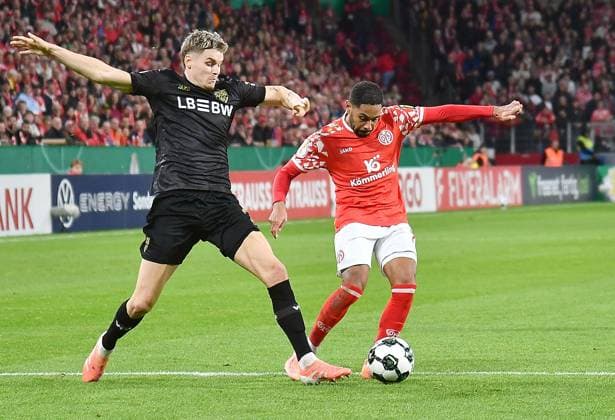 29 10 2025, xhbx, Fußball DFB Pokal 2 Runde, FSV Mainz 05 VfB Stuttgart v l Ramon Hendriks VfB Stuttgart , Philipp Mwene FSV Mainz 05 DFL DFB REGULATIONS PROHIBIT ANY USE OF PHOTOGRAPHS as IMAGE SEQUENCES and or QUASI VIDEO Mainz