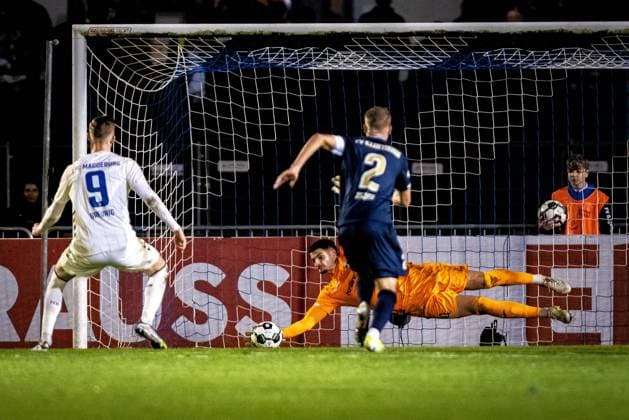 Football, Season 2025 2026, DFB Cup, Vöhlinstadion Illertissen, 2 round, FV Illertissen 1 FC Magdeburg, 29 10 2025 29 10 2025, Football, Season 2025 2026, DFB Cup, Vöhlinstadion Illertissen, 2 round, FV Illertissen 1 FC Magdeburg, 34 Malwin Zok FV Illertissen holds a penalty kick The follow-up shot goes into the goal Photo Lucca Fundel Illertissen Vöhlinstadion Bayern Germany