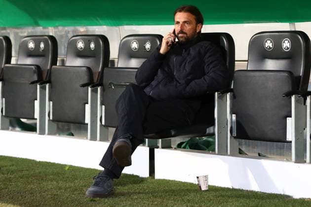 29 10 2025, xmohx, Fußball DFB Pokal 2 Runde, SpVgg Greuther Fuerth 1 FC Kaiserslautern v l Manager Thomas Hengen 1 FC Kaiserslautern DFL DFB REGULATIONS PROHIBIT ANY USE OF PHOTOGRAPHS as IMAGE SEQUENCES and or QUASI VIDEO Fuerth