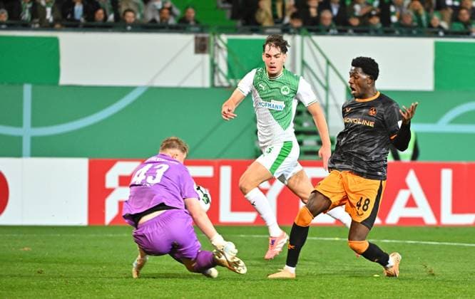 29 10 2025 Soccer season 2025 2026 DFB Pokal Club Cup 02 round SpVgg Greuther Fürth Kleeblatt 1 FC Kaiserslautern FCK Red Devils Sportfoto Zink MeZi xmexzix regulations prohibit any use of photographs as image sequences and or quasi video Silas Prüfrock 43, SpVgg Greuther Fürth, left Reno Münz Muenz 5, SpVgg Greuther Fürth Faride Alidou 48, 1 FC Kaiserslautern FCK