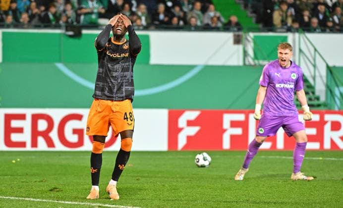 29 10 2025 Football season 2025 2026 DFB Pokal Vereinspokal 02 Runde SpVgg Greuther Fürth Kleeblatt 1 FC Kaiserslautern FCK Rote Teufel Sportfoto Zink MeZi xmexzix regulations prohibit any use of photographs as image sequences and or quasi video Faride Alidou 48, 1 FC Kaiserslautern FCK disappointed disappointment after missed goal chance against Silas Prüfrock 43, SpVgg Greuther Fürth, right