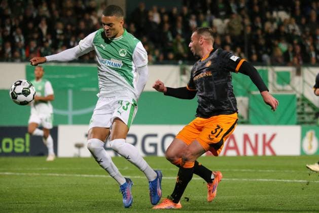 29 10 2025, xmohx, Fußball DFB Pokal 2 Runde, SpVgg Greuther Fuerth 1 FC Kaiserslautern v l Maximilian Dietz Greuther Fürth Fuerth Luca Sirch 1 FC Kaiserslautern Zweikampf, Aktion, action, battle for the ball DFL DFB REGULATIONS PROHIBIT ANY USE OF PHOTOGRAPHS as IMAGE SEQUENCES and or QUASI VIDEO Fuerth