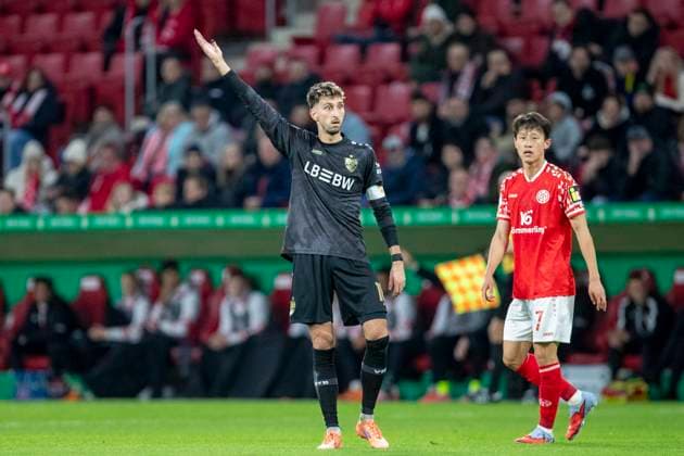 GER, Mainz, Football, DFB Cup, 2nd main round, FSV Mainz 05 vs VFB Stuttgart in the picture v l Atakan Karazor VFB Stuttgart 16 , points to the offensive 29 10 2025, MEWA Arena Mainz DFB REGULATIONS PROHIBIT ANY USE OF PHOTOGRAPHS AS IMAGE SEQUENCES AND OR QUASI VIDEO, Copyright: HMBxMedia PaulxFritz