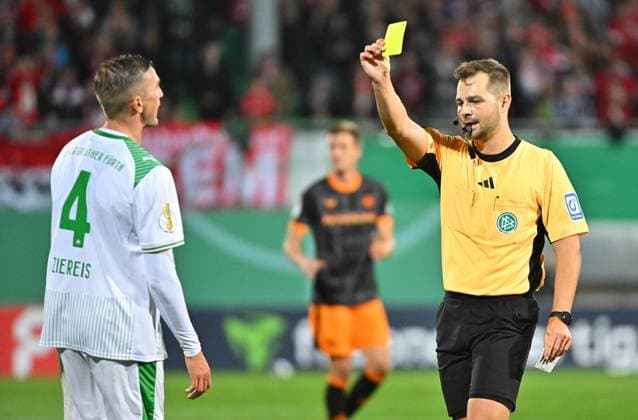 29 10 2025 Soccer Season 2025 2026 DFB Pokal Club Cup 02 Round SpVgg Greuther Fürth Kleeblatt 1 FC Kaiserslautern FCK Rote Teufel Sportfoto Zink MeZi xmexzix regulations prohibit any use of photographs as image sequences and or quasi video Marc Philip Eckermann Referee shows Philipp Ziereis 4, SpVgg Greuther Fürth yellow card yellow