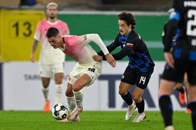 Paderborn, Home Deluxe Arena, 29 10 25, GER, Herren, DFB Pokal, 2 Runde, Saison 2025 2026, SC Paderborn 07 Bayer 04 Leverkusen Bild v li im Zweikampf Patrik SCHICK Leverkusen und Mika BAUR Paderborn DFB regulations prohibit any use of photographs as image sequences and or quasi video Nordrhein Westfalen Germany
