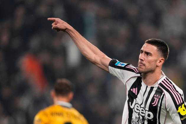 Juventus™s Dusan Vlahovic celebrates after scoring the 1-0 goal for his team during the Serie A soccer match between Juventus Fc and Udinese at the Juventus Stadium in Turin, north west Italy - October 29, 2025. - Soccer  Copyright: xFabioxFerrari LaPressex