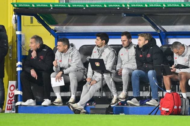Paderborn, Home Deluxe Arena, 29 10 25, GER, Herren, DFB Pokal, 2 Runde, Saison 2025 2026, SC Paderborn 07 Bayer 04 Leverkusen Bild Trainerbank Leverkusen mit Trainer Kasper HJULMAND Leverkusen und Geschaeftsfuehrer Simon ROLFES Leverkusen DFB regulations prohibit any use of photographs as image sequences and or quasi video Nordrhein Westfalen Germany