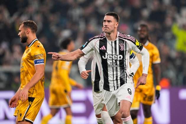 Juventus™s Dusan Vlahovic celebrates after scoring the 1-0 goal for his team during the Serie A soccer match between Juventus Fc and Udinese at the Juventus Stadium in Turin, north west Italy - October 29, 2025. - Soccer  Copyright: xFabioxFerrari LaPressex