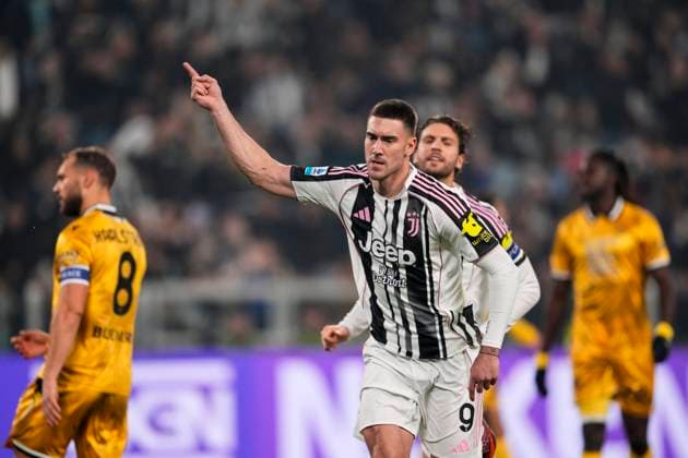Juventus™s Dusan Vlahovic celebrates after scoring the 1-0 goal for his team during the Serie A soccer match between Juventus Fc and Udinese at the Juventus Stadium in Turin, north west Italy - October 29, 2025. - Soccer  Copyright: xFabioxFerrari LaPressex