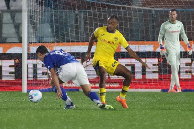 Como™s Verona™s Antoine Bernede during the Serie A soccer match between Como and Verona at the Giuseppe Sinigaglia stadium in Como, north Italy - October 29, 2025 - Soccer.  Copyright: xAntonioxSaiai LaPressex