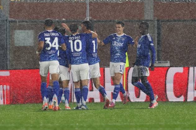 Como™s Anastasios Douvikas celebrate during the Serie A soccer match between Como and Verona at the Giuseppe Sinigaglia stadium in Como, north Italy - October 29, 2025 - Soccer.  Copyright: xAntonioxSaiai LaPressex