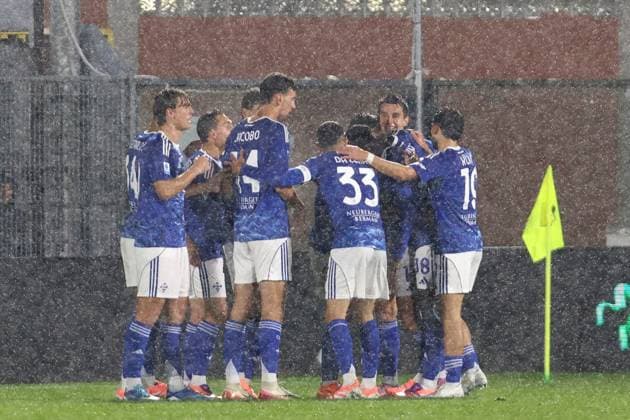 Como™s Anastasios Douvikas celebrate during the Serie A soccer match between Como and Verona at the Giuseppe Sinigaglia stadium in Como, north Italy - October 29, 2025 - Soccer.  Copyright: xAntonioxSaiai LaPressex