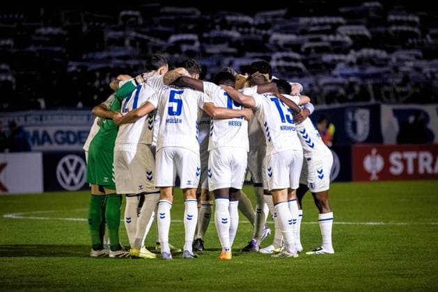 Football, Season 2025 2026, DFB Cup, Vöhlinstadion Illertissen, 2 Round, FV Illertissen 1 FC Magdeburg, 29 10 2025 29 10 2025, Football, Season 2025 2026, DFB Cup, Vöhlinstadion Illertissen, 2 Round, FV Illertissen 1 FC Magdeburg, Team Circle Team Team Circle Team FC Magdeburg Photo Lucca Fundel Illertissen Vöhlinstadion Bayern Germany