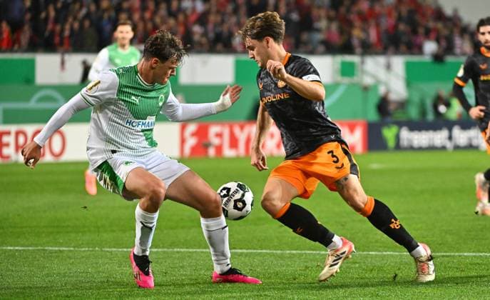 29 10 2025 Soccer Season 2025 2026 DFB Pokal Club Cup 02 Round SpVgg Greuther Fürth Kleeblatt 1 FC Kaiserslautern FCK Rote Teufel Sportfoto Zink MeZi xmexzix regulations prohibit any use of photographs as image sequences and or quasi video Lukas Reich 2, SpVgg Greuther Fürth Florian Kleinhansl 3, 1 FC Kaiserslautern FCK, rechts