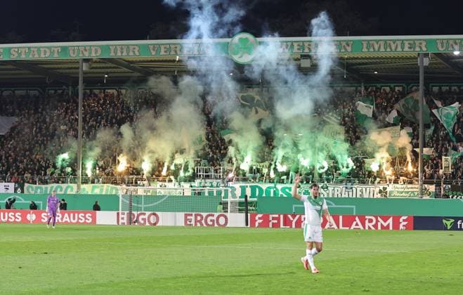 29 10 2025 Football Season 2025 2026 DFB Pokal Club Cup 02 Round SpVgg Greuther Fürth Kleeblatt 1 FC Kaiserslautern FCK Rote Teufel Sportfoto Zink DaMa xdaxmax regulations prohibit any use of photographs as image sequences and or quasi video Symbolbild Symbol photo Feature Impression Pyrotechnics Pyro Bengalfackeln Bengalfackeln Rauch der Kleeblattfans